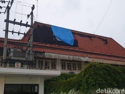 Angin Kencang Terbangkan Atap Kantor BPKAD Mojokerto