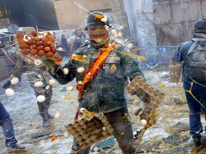 Melihat Tradisi Unik Perang Telur Busuk di Spanyol