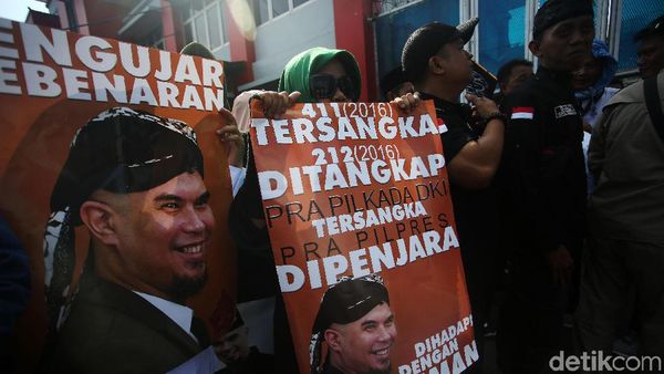 Penampakan Pendukung Sambut Ahmad Dhani Bebas di Rutan Cipinang