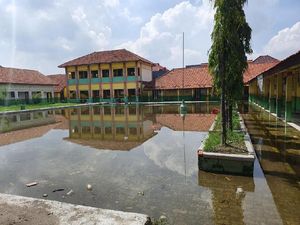 Sudah Sepekan, Halaman SDN 05 Bekasi Terendam Air Bak Kolam Ikan