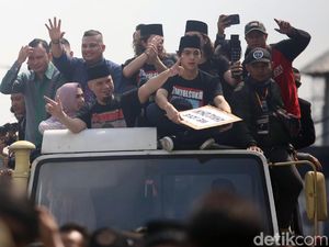 Ahmad Dhani Resmi Bebas, Pulang ke Rumah Naik Unimog Ahmad Dhani Resmi Bebas, Pulang ke Rumah Naik Unimog