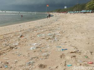 Libur Tahun Baru, Wisatawan Pantai Kuta Disambut Sampah Plastik Libur Tahun Baru, Wisatawan Pantai Kuta Disambut Sampah Plastik
