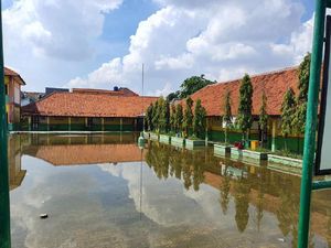 SDN Bahagia 05 Bekasi Tergenang Air, Kepsek Minta Pemda Turun Tangan SDN Bahagia 05 Bekasi Tergenang Air, Kepsek Minta Pemda Turun Tangan
