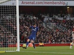Sampai kemudian Jorginho berhasil menyamakan skor di menit ke-83, memanfaatkan kesalahan kiper Arsenal, Bernd Leno.