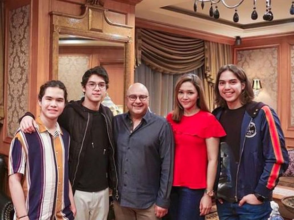 Antara Dhani dan Maia-Irwan Mussry, Al: Aku Punya Kehidupan yang Baik! Antara Dhani dan Maia-Irwan Mussry, Al: Aku Punya Kehidupan yang Baik!