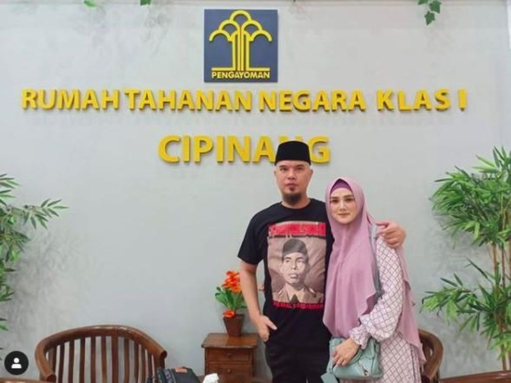 Gaya Mulan Jameela Jenguk Ahmad Dhani Pakai Tas Balenciaga Rp 26 Juta Gaya Mulan Jameela Jenguk Ahmad Dhani Pakai Tas Balenciaga Rp 26 Juta