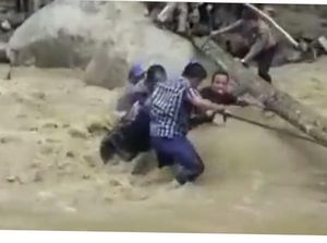 Bupati Labuhanbatu Utara Nyaris Hanyut saat Tinjau Banjir Bandang