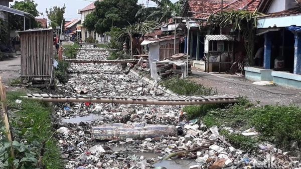 Kiriman Sampah Jadi Kado Akhir Tahun Warga Kupu di Brebes