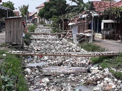 Kiriman Sampah Jadi Kado Akhir Tahun Warga Kupu di Brebes