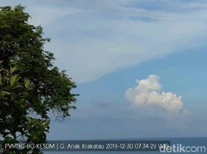 Gunung Anak Krakatau Kembali Erupsi, Semburan Abu Capai 2.000 Meter