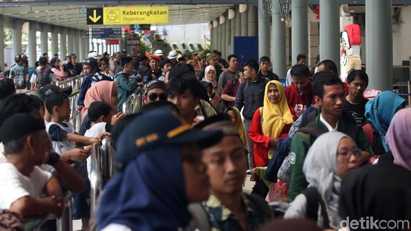 Jelang Malam Tahun Baru, Stasiun Pasar Senen Dipadati Penumpang