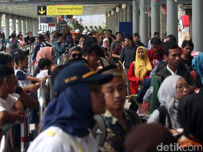 Jelang Malam Tahun Baru, Stasiun Pasar Senen Dipadati Penumpang