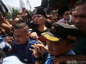 Jari Palsu Jurnalis Putus dalam Dorong-dorongan Saat Liput Ahmad Dhani Bebas