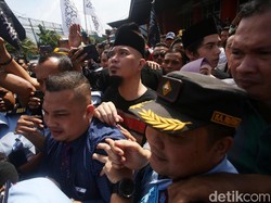 Jari Palsu Jurnalis Putus dalam Dorong-dorongan Saat Liput Ahmad Dhani Bebas
