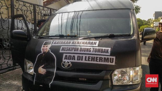 Mobil bergambar Ahmad Dhani dan kutipannya.