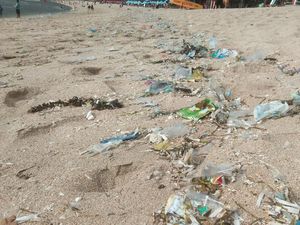 Libur Akhir Tahun, Wisatawan Pantai Kuta Disambut Sampah Plastik Libur Akhir Tahun, Wisatawan Pantai Kuta Disambut Sampah Plastik