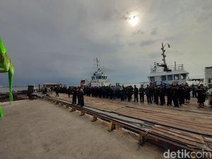 Unik, Pelantikan Pejabat Pemkot Probolinggo Dilakukan di Atas Kapal Tongkang