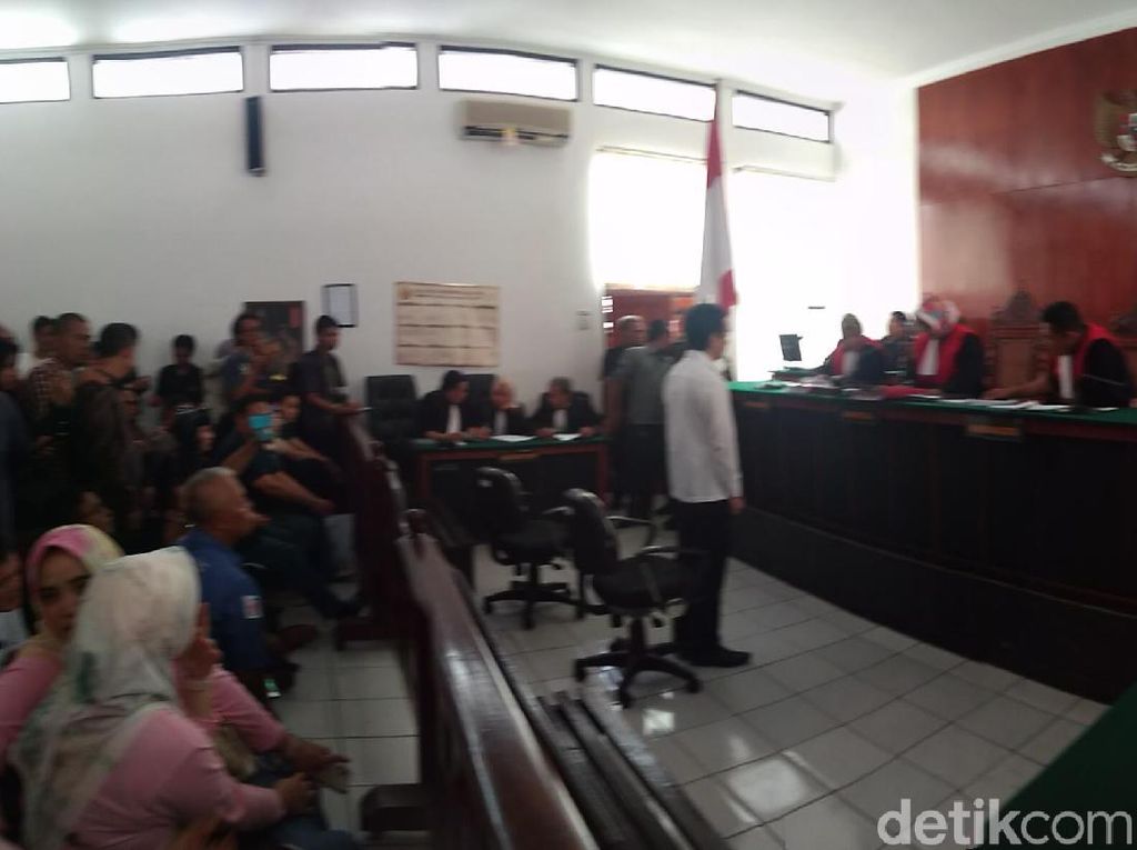 Kasus Penembakan, Anak Bupati Majalengka Divonis 1 Bulan 15 Hari Kasus Penembakan, Anak Bupati Majalengka Divonis 1 Bulan 15 Hari
