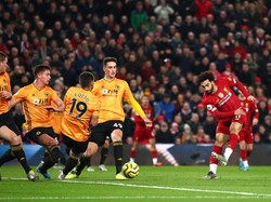Banyak ditekan, Liverpool pun lebih banyak mengandalkan serangan balik cepat. Namun, upaya Salah dkk mudah dipatahkan barisan belakang Wolves. Clive Brunskill/Getty Images.