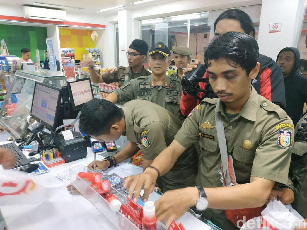 Gencar Satpol PP Makassar Razia Kondom Cegah Seks Bebas di Hari Valentine Gencar Satpol PP Makassar Razia Kondom Cegah Seks Bebas di Hari Valentine