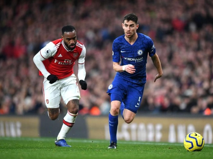 LONDON, ENGLAND - DECEMBER 29: Jorginho of Chelsea is closed down by Alexandre Lacazette of Arsenal  during the Premier League match between Arsenal FC and Chelsea FC at Emirates Stadium on December 29, 2019 in London, United Kingdom. (Photo by Shaun Botterill/Getty Images)