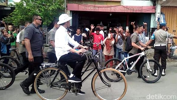 Gaya Jokowi Saat Ngonthel ke Kota Lama Semarang