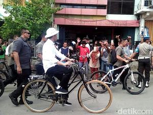 Gaya Jokowi Saat Ngonthel ke Kota Lama Semarang