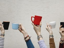 Benar Lho! Kopi yang Dinikmati di Cangkir Mulus Rasanya Lebih Enak