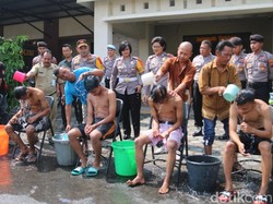 Alasan 6 ABG Mandi Sambil Motoran di Solo Bikin Ngelus Dada