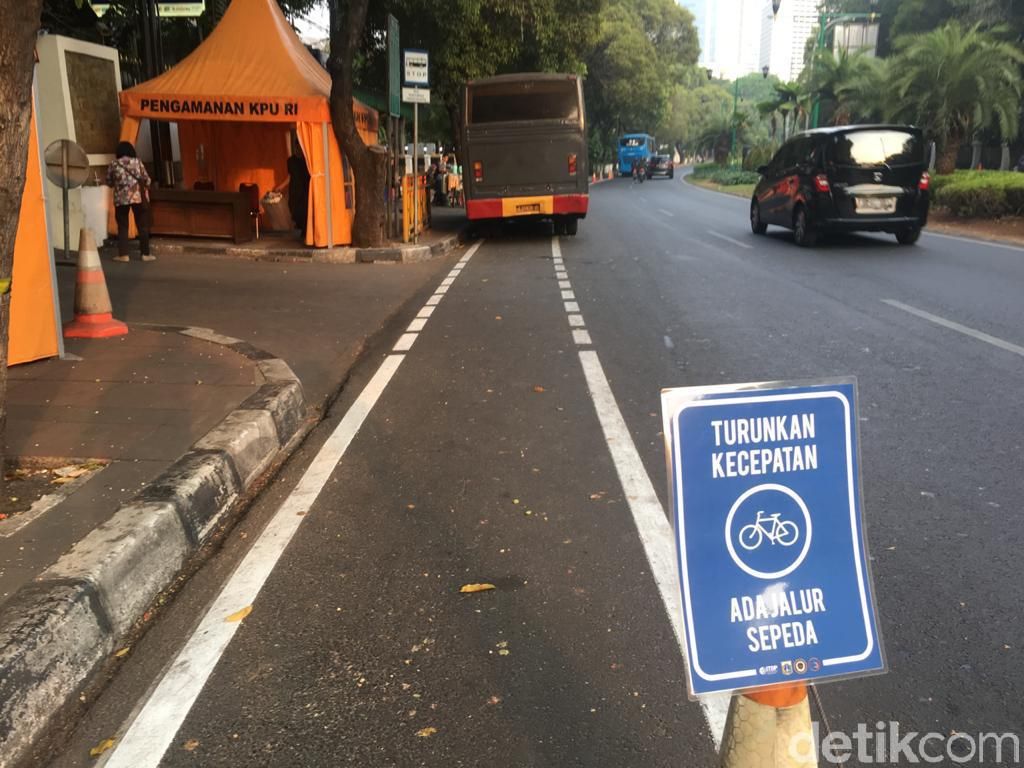 Bukan Ugal-ugalan, Ini Alasan Sesungguhnya Pesepeda Ogah Pakai Jalur Khusus Bukan Ugal-ugalan, Ini Alasan Sesungguhnya Pesepeda Ogah Pakai Jalur Khusus
