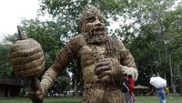 Keren! Ada Patung Jerami Raksasa Lho di Candi Prambanan