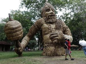 Keren! Ada Patung Jerami Raksasa Lho di Candi Prambanan