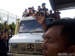Bebas dari Penjara, Ahmad Dhani Naik Unimog Bebas dari Penjara, Ahmad Dhani Naik Unimog