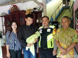 Heroik, Polisi Kawal Dua Ibu Melahirkan yang Terjebak Macet di Lembang
