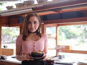 Awas Gagal Fokus! 3 Penjual Bakso Ini Cantik dan Ganteng Awas Gagal Fokus! 3 Penjual Bakso Ini Cantik dan Ganteng
