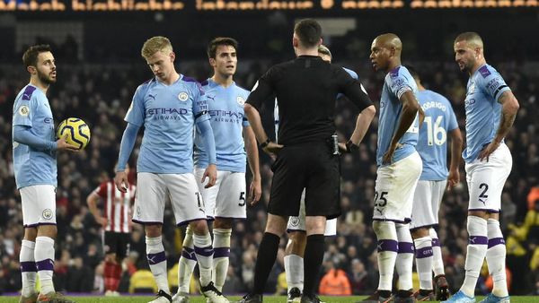 Gol Kontroversial City di Etihad Stadium