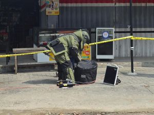 Benda yang Ditemukan di Depan Polres Tebing Tinggi Berisi Pakaian dan Parang Benda yang Ditemukan di Depan Polres Tebing Tinggi Berisi Pakaian dan Parang