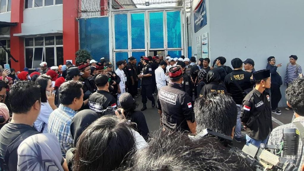 Penampakan Ratusan Orang di Rutan Cipinang Sambut Ahmad Dhani Bebas