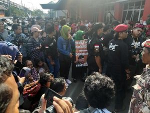 Ratusan Orang Penuhi Halaman Rutan Cipinang Sambut Ahmad Dhani Bebas Ratusan Orang Penuhi Halaman Rutan Cipinang Sambut Ahmad Dhani Bebas