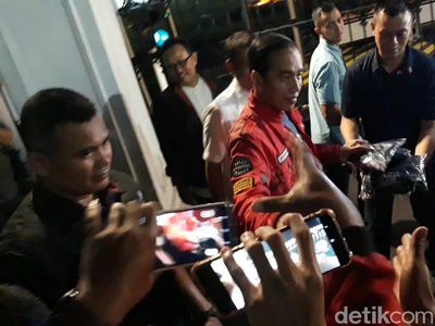 Jokowi Bagikan Kaos di Malam Tahun Baru
