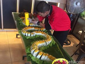 Sushi Sepanjang 3,3 Meter Berbentuk Naga Ramaikan Tahun Baru di Tuban