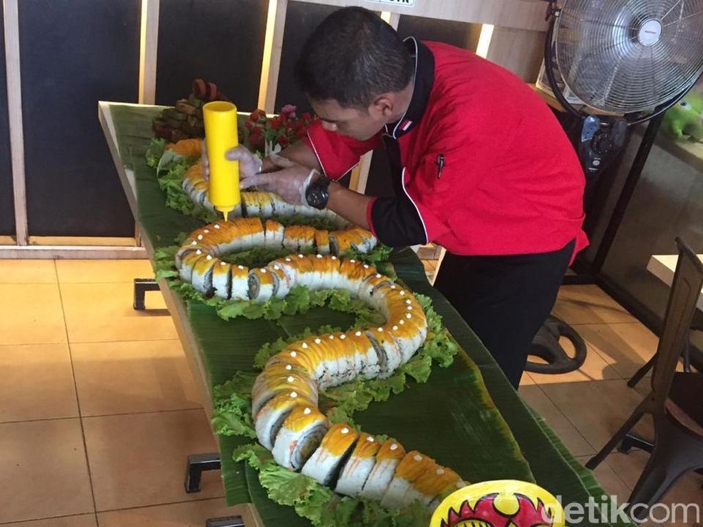 Sushi Sepanjang 3,3 Meter Berbentuk Naga Ramaikan Tahun Baru di Tuban Sushi Sepanjang 3,3 Meter Berbentuk Naga Ramaikan Tahun Baru di Tuban