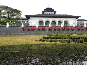 Invasi Corona ke Jantung Pemerintahan Jabar di Gedung Sate Invasi Corona ke Jantung Pemerintahan Jabar di Gedung Sate