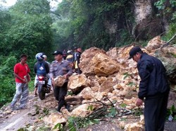 Tebing Longsor Tutup Jalan Nyalindung Sukabumi