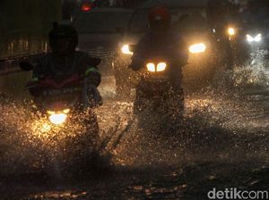 Hujan Deras Mengguyur Ibu Kota Jelang Malam Pergantian Tahun