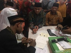Anies Jadi Saksi Nikah Massal di Balai Kota Jakarta