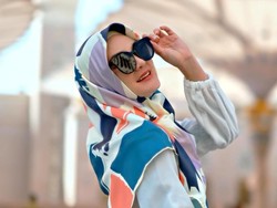Tampil Berhijab Jadi Best Nine 2019 Luna Maya