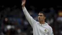 Potongan rambut rapi dengan kombinasi pomade memang tidak pernah gagal untuk Ronaldo. Tetap menawan. Foto: Getty Images