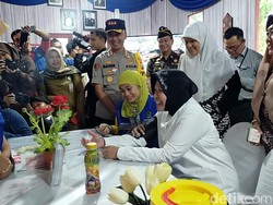 Tak Rayakan Tahun Baru, Risma Pilih Keliling Pantau Keamanan Surabaya