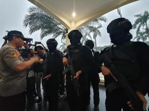 Amankan Misa Tahun Baru di Bekasi, Polisi Bersenjata Patroli ke Gereja-gereja Amankan Misa Tahun Baru di Bekasi, Polisi Bersenjata Patroli ke Gereja-gereja